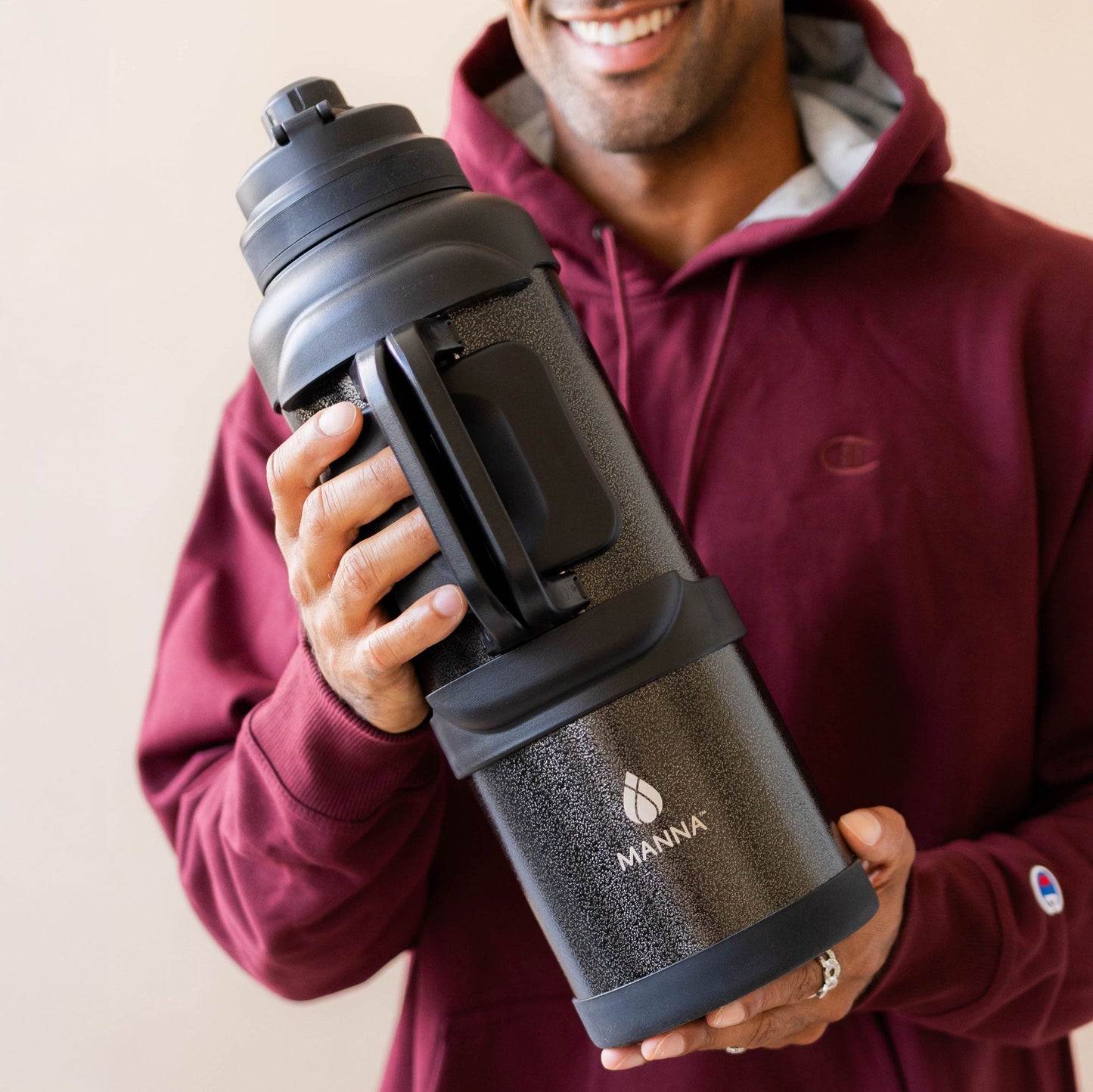 4l-titan-bottle-135-oz-m1 5Manna_Website_Lifestyles-29.jpg